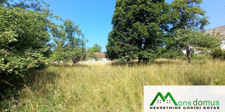 Zemljište sa malim voćnjakom